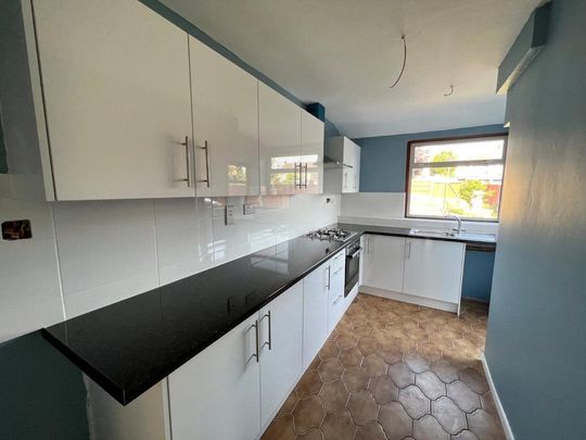 3 bedroom end of terrace house to rent - Photo 1