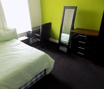 2 bedroom Flat To Let - Photo 2