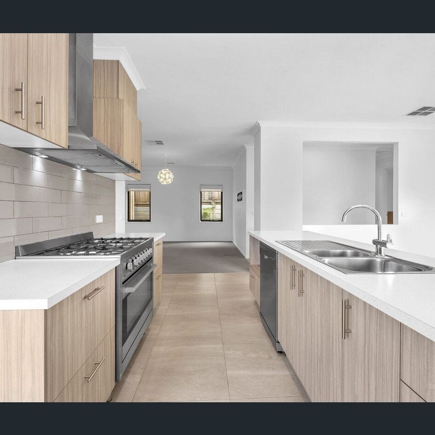 Cardinia Lakes gem made for year-round entertaining! - Photo 1