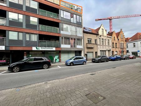 Instapklaar 2-slaapkamer appartement met terras in centrum Roeselare! - Foto 2