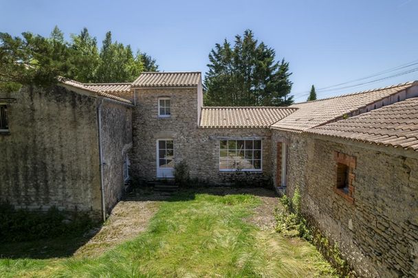 Location Maison 5 pièces 198m² MACHECOUL ST MEME 44270 - Photo 1