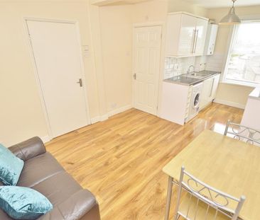 2 bedroom Flat To Let - Photo 6