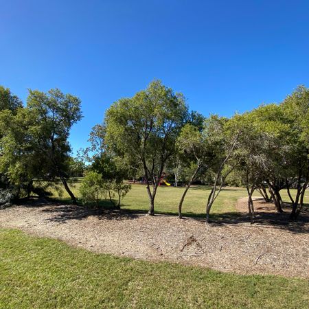 MODERN THREE BEDROOM HOME - GREAT LOCATION - Photo 3