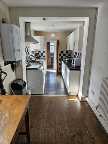 Room in a Shared House, Saint Saviours Road, B8 - Photo 3