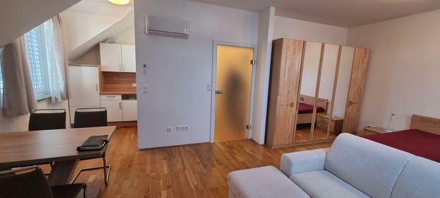 Großgarconniere (neuwertig möbliert) mit 2 Parkplätzen und großem Keller - Photo 1