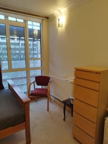 1 bedroom in a flat share to rent - Photo 3