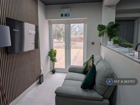 1 bedroom in a house share to rent - Photo 2