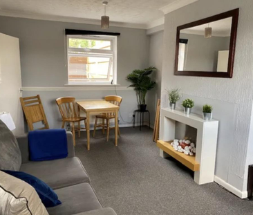 4 bedroom semi-detached house to rent - Photo 2