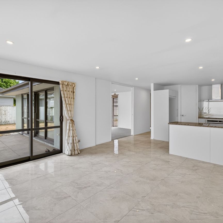 Spacious 4 Bedroom Family Home In Sought After Burwood! - Photo 1