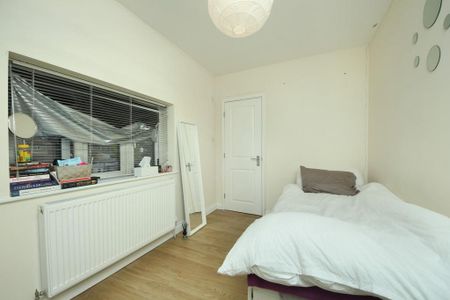 3 bedroom flat to rent - Photo 4