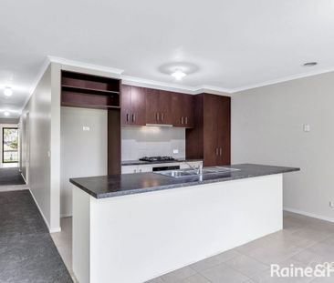 4 Bedroom Family Living in Tarneit - Photo 4