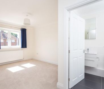 4 bedroom detached house to rent - Photo 3