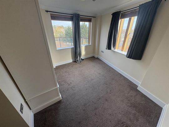 The Curve, NW4 2AF - Photo 1