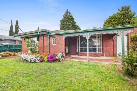 Family Home in Unbeatable Location! - Photo 3