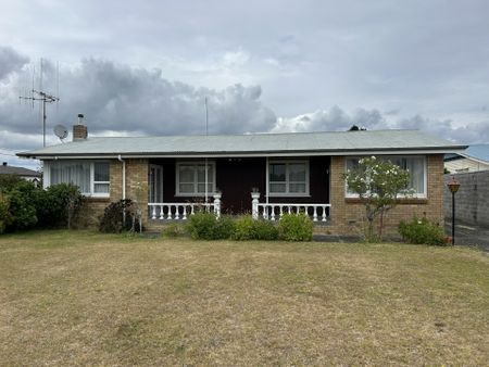 Four-bedroom family home with a river view - Photo 2