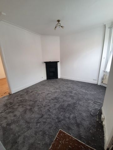 2 bedroom terrace house, prime Bromley location, BR1 - Photo 2