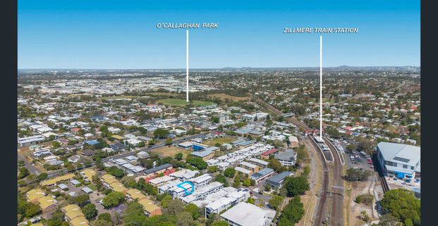 Modern Top-Floor Apartment with Leafy Views - Photo 1