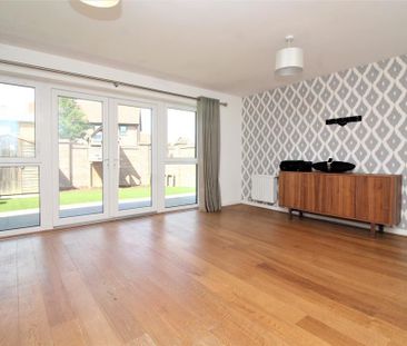 3 bedroom end of terrace house to rent - Photo 2