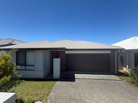 Spacious 4 Bedroom, 2 Bathroom Family Home - Photo 5