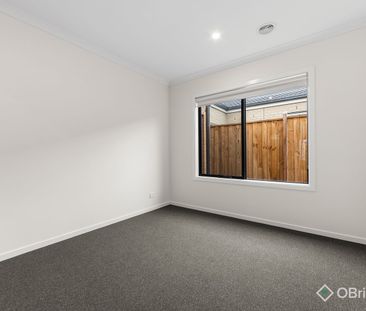 Stunning Brand-New Home in the sought after Everley Estate - Photo 5