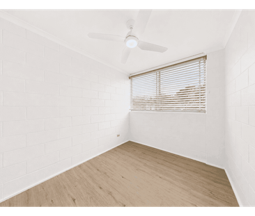 MINUTES TO WATERFRONT AND WYNNUM CENTRAL SHOPS - Photo 1