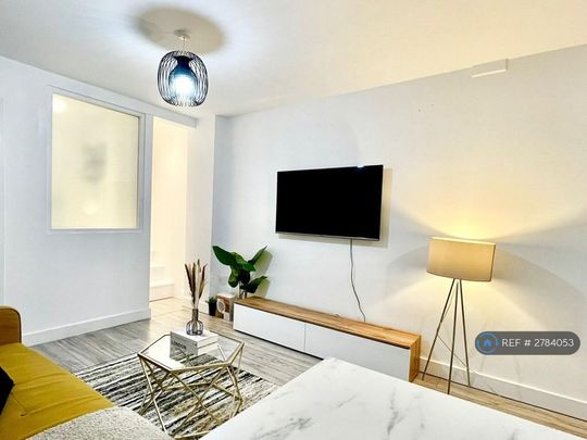 3 bedroom flat to rent - Photo 1