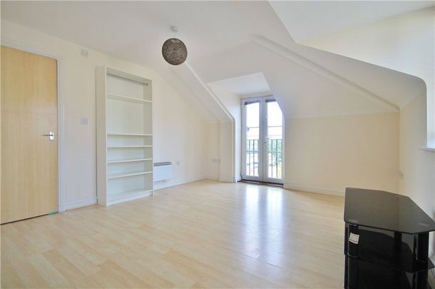 Tudor Way, Knaphill, Woking, Surrey, GU21 2UE - Photo 1