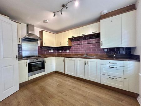 4 bedroom semi-detached house to rent - Photo 5