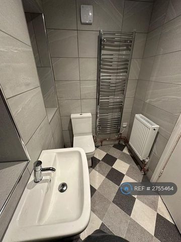 1 bedroom in a house share to rent - Photo 3