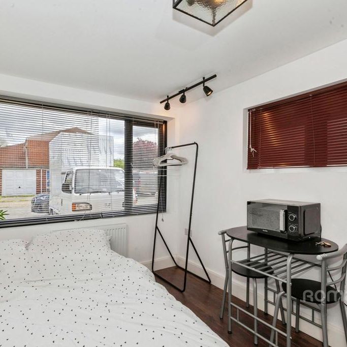 Studio to rent - Photo 1