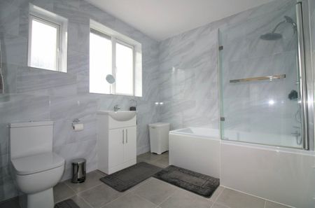 3 bed Semi-detached in Gloucester Gardens , Cockfosters, EN4 0QP - Photo 4