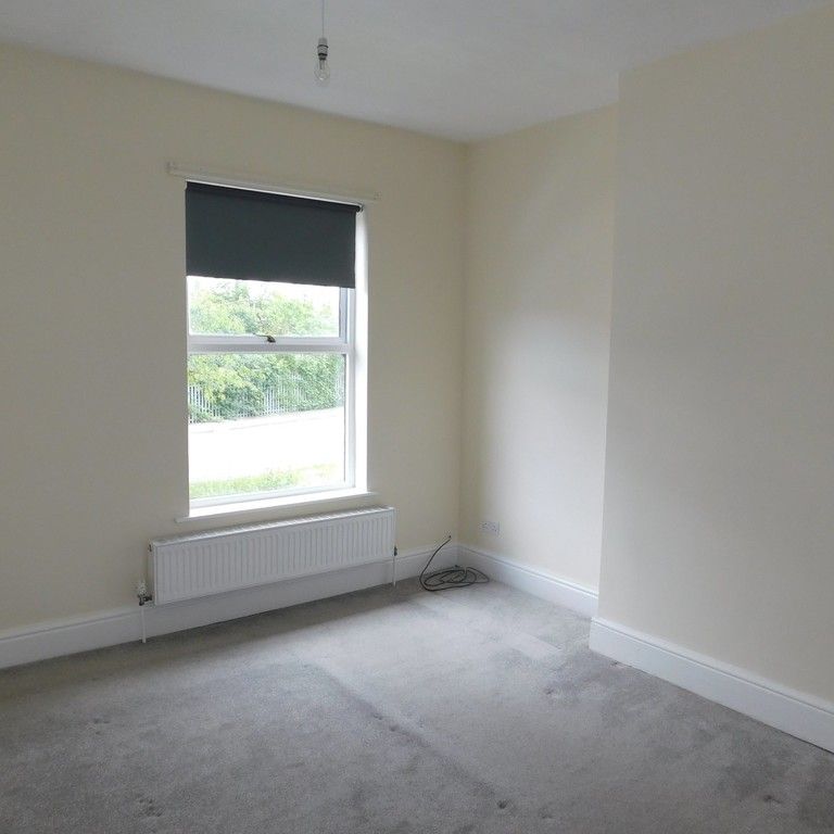 2 bedroom mid terrace to let - Photo 1