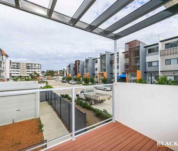 Spacious two storey townhouse, minutes to Gungahlin Town Centre - Photo 5