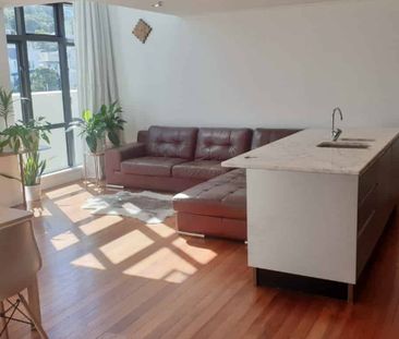 Cool and contemporary 2 bedroom apartment and carpark - Photo 1