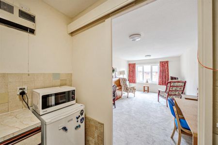 1 bedroom retirement property to rent - Photo 4