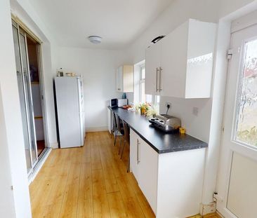 1 bedroom in a house share to rent - Photo 2