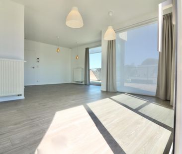 Penthouse met 2 slpk, garagebox, kelderberging en volledig omgeven ... - Photo 3