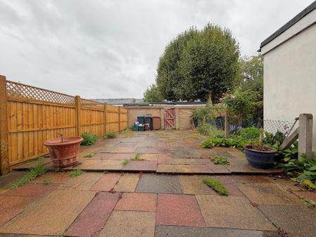 3 bedroom terraced house to rent - Photo 5