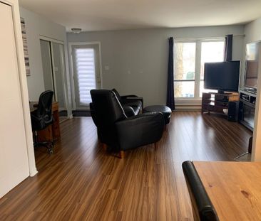 GRAND 4 1/2 dans un triplex - Photo 3