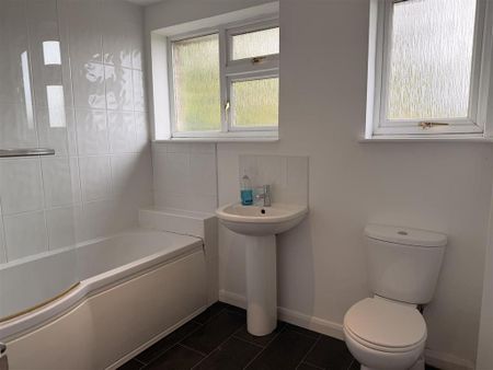 3 bedroom detached house to rent - Photo 4