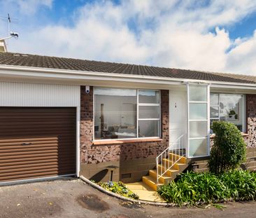Lovely 2 bedroom unit comes with a garage - Photo 2