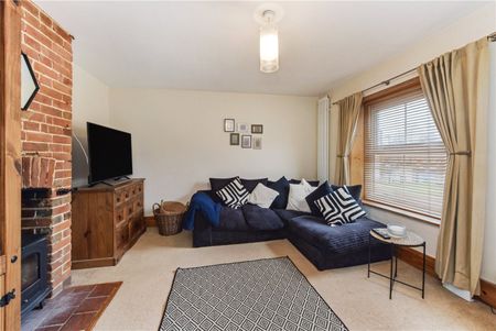 A characterful two-bedroom apartment in the heart of historic Midhurst - Photo 4