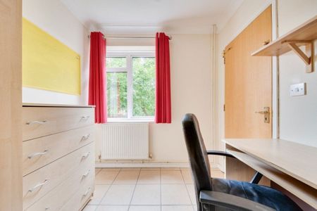 £743 p/w (£3,220 pcm) - Photo 3