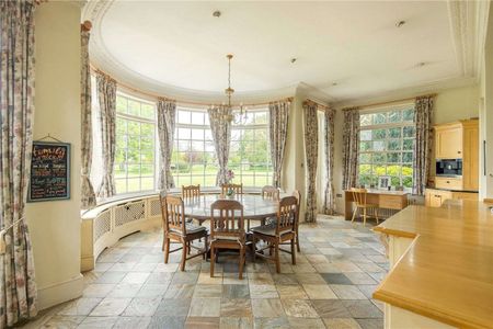 A beautifully proportioned country house set within attractive gardens and grounds with extensive recreation grounds and family facilities. - Photo 3