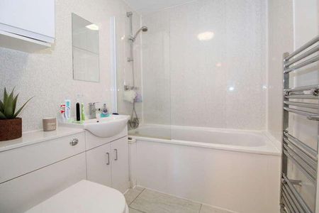 Westland Close, Stanwell, TW19 - Photo 2