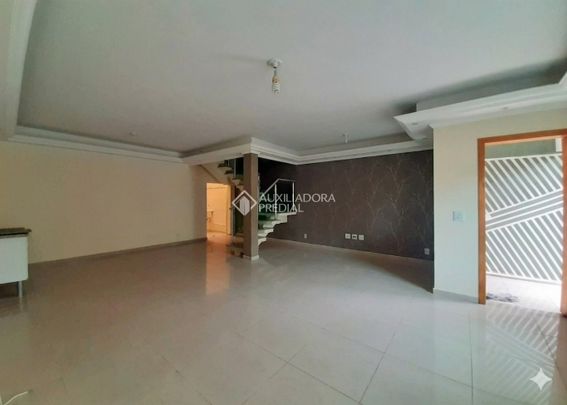 Sobrado com 2 quartos e 100m² para alugar em Parque Gerassi, Santo André. - Foto 1
