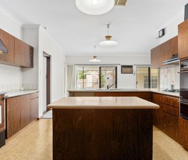 Spacious Family Living in Prestigious Applecross - Photo 3