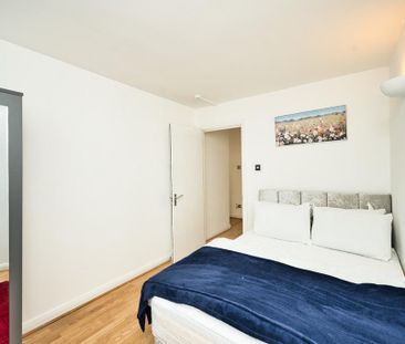 1 bedroom in a flat share to rent - Photo 2