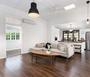 STUNNING CHARACTER HOME + LARGE BLOCK + POOL! $750/wk INC PART WATE... - Photo 2