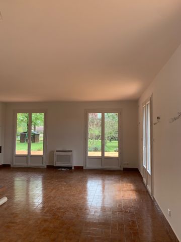 MAISON T6 à CHAMPFORGEUIL - Photo 2